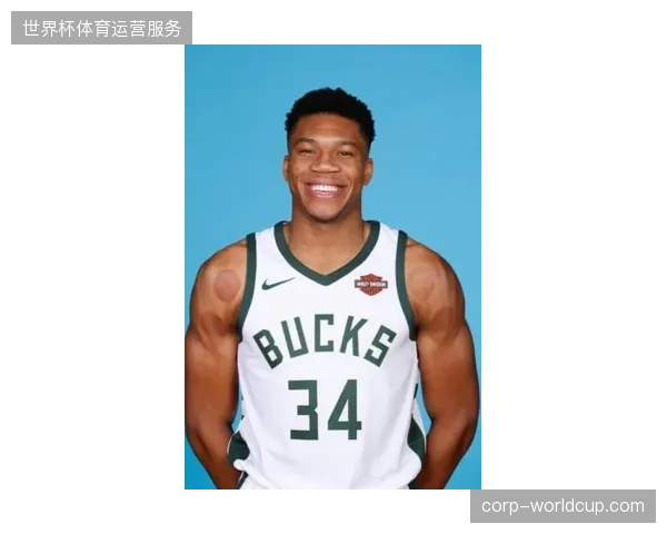 扬尼斯·阿德托昆博持续统治禁区，其内线得分能力堪比巅峰时期的沙奎尔·奥尼尔